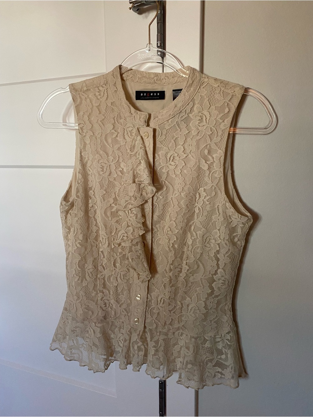 AXCESS Liz Claiborne Cream Lace Ruffle Sleeveless Blouse w/pearl like buttons/LN